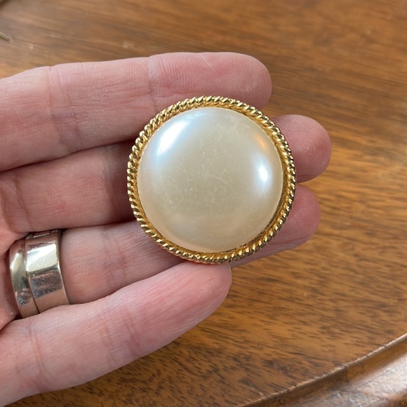 Large faux pearl brooch set in twisted gold tone frame 1980s minimalist - Picture 7 of 9